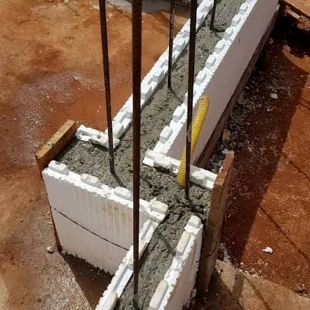 Concreto e barras de ferro dentro dos blocos de EPS