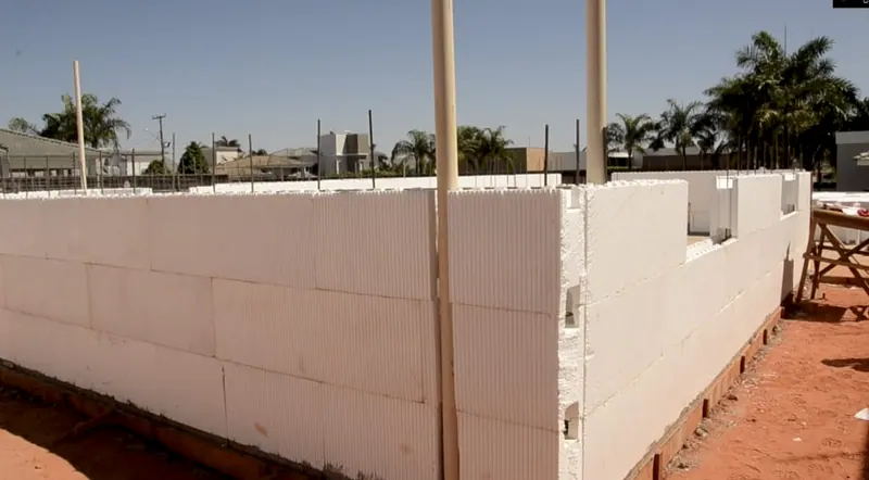 Paredes de blocos de EPS levantadas, com as barras de ferro à espera